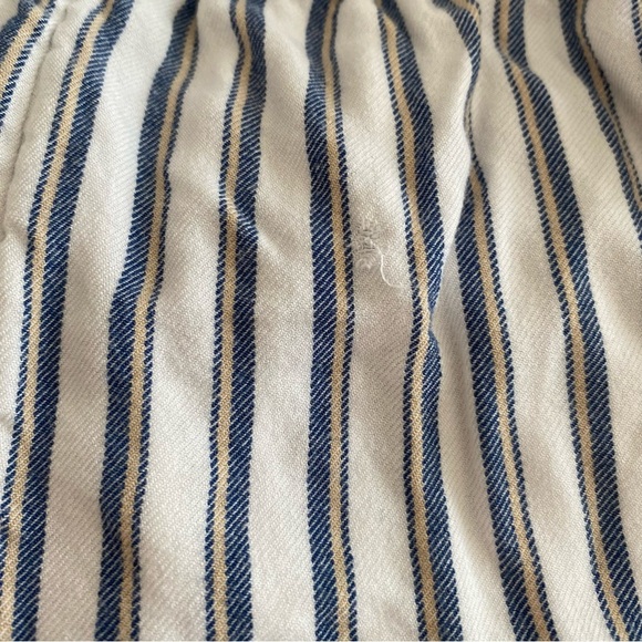 Hollister white and blue stripe paper bag shorts (lined w/ pockets) size Medium - Picture 13 of 13